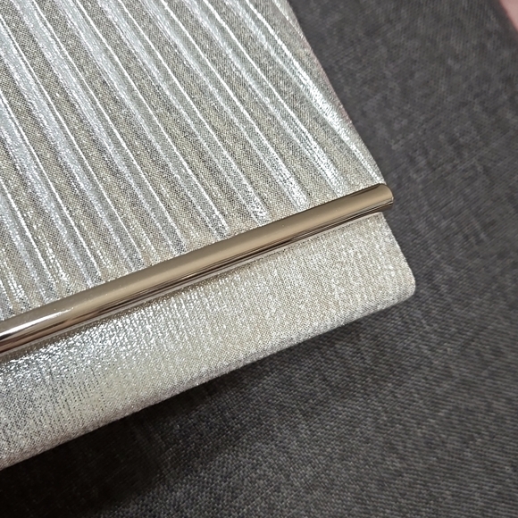 Tricia Evening/Cocktail Clutch or Shoulder Purse w/ Two Different Chains - Picture 2 of 6